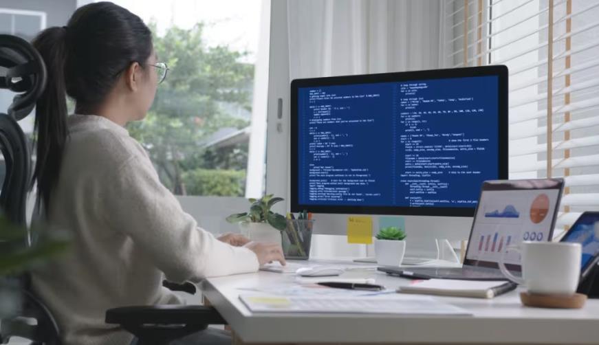吉县软件开发公司实战建议：网站赋能，为何必须接入支持机器人？